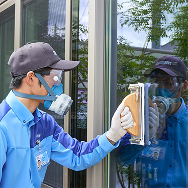 ダスキンのガラス面防虫コーティング：透明な薬剤層が、不快な虫を寄せ付けず、接触した虫を駆除します