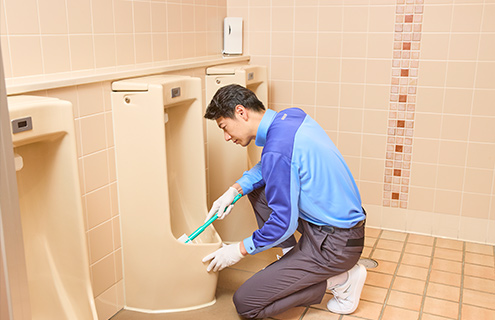 ダスキンの小便器クリーニング：頑固な尿石や黄ばみを徹底除去します