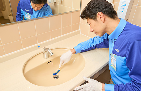 ダスキンの洗面所清掃：水栓まわりの水垢や鏡の汚れも丁寧に磨き上げます