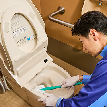 プロによるトイレ清掃の様子：専用の機材と洗剤で隅々まで仕上げます