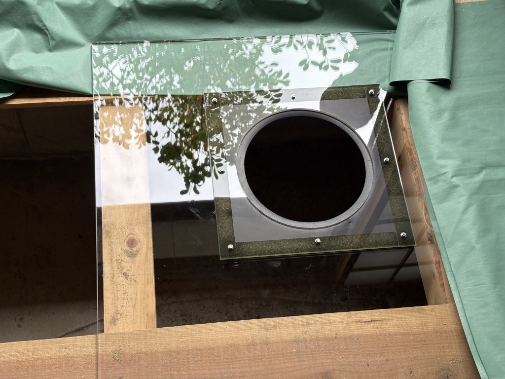 点検口にアクリル板をセット（発泡施工の準備）