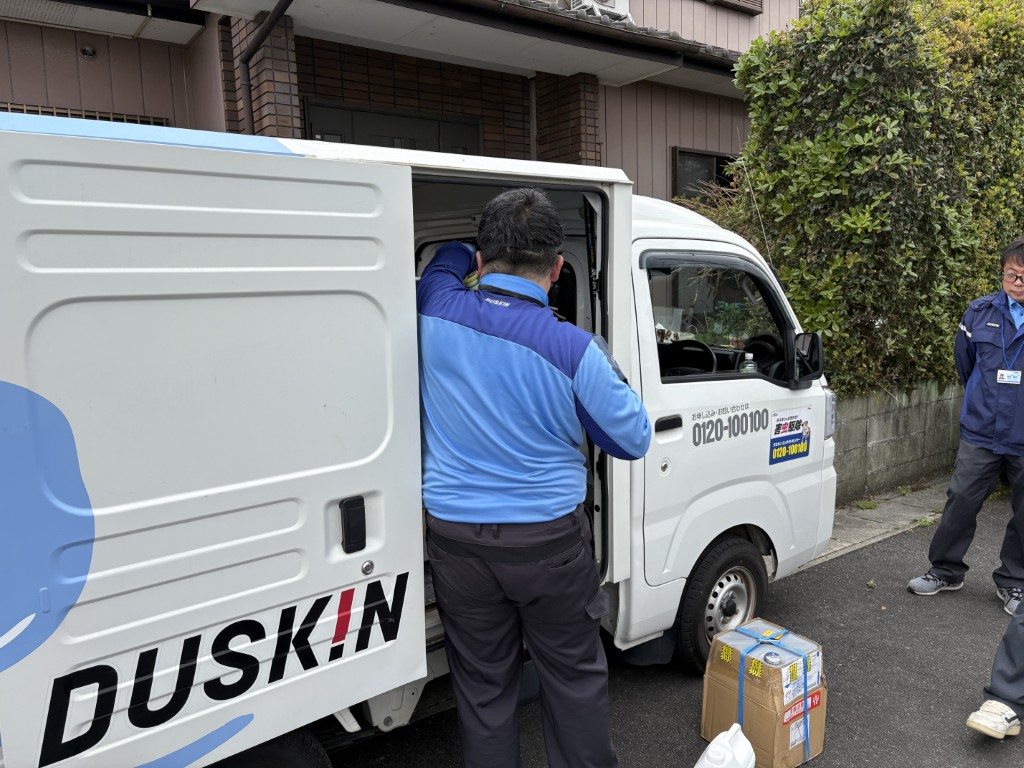 ポンプ車のタンクで薬剤を調合している様子