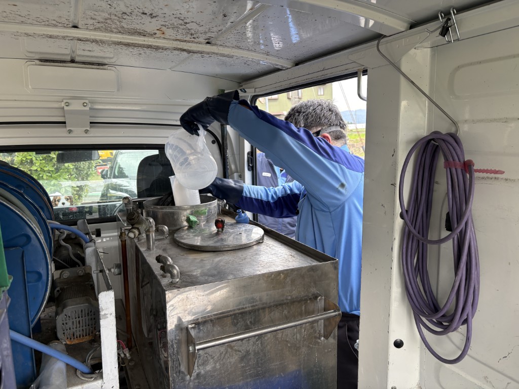 ポンプ車で薬剤を調合している様子