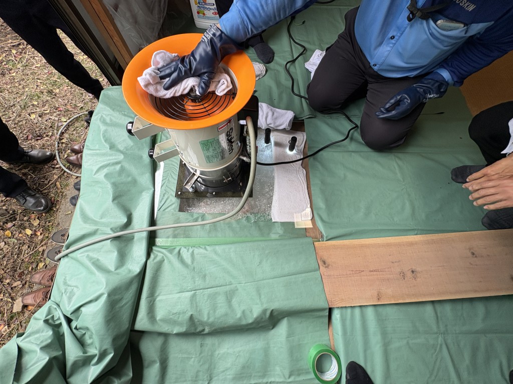 発泡機から泡が床下に流れている様子