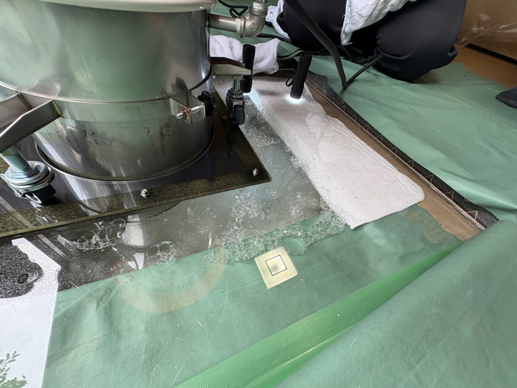 発泡機から泡が床下に流れている様子（アップ）
