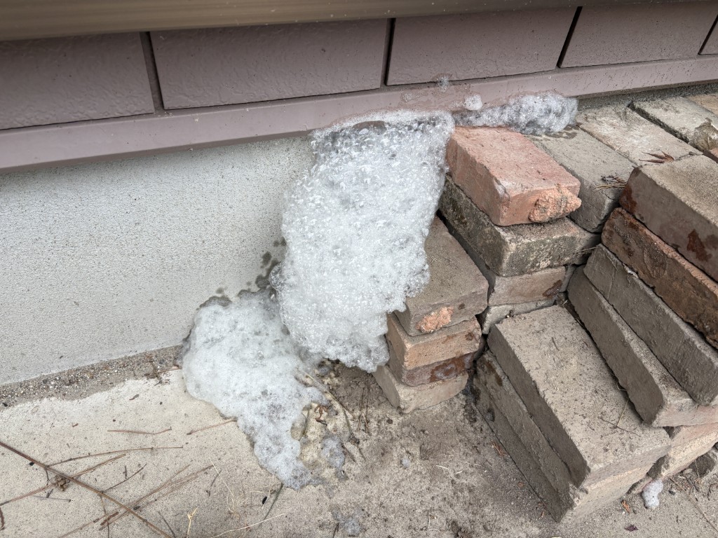 別の通気口にも泡が到達した様子
