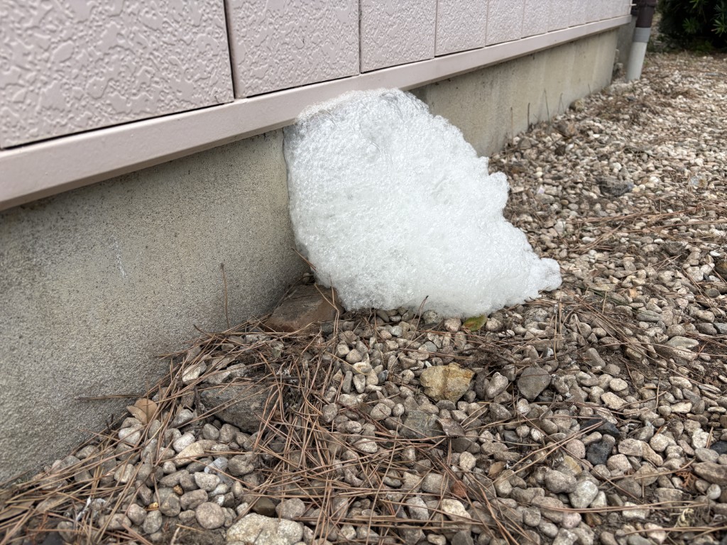 別の通気口にも泡が到達した（施工完了確認）