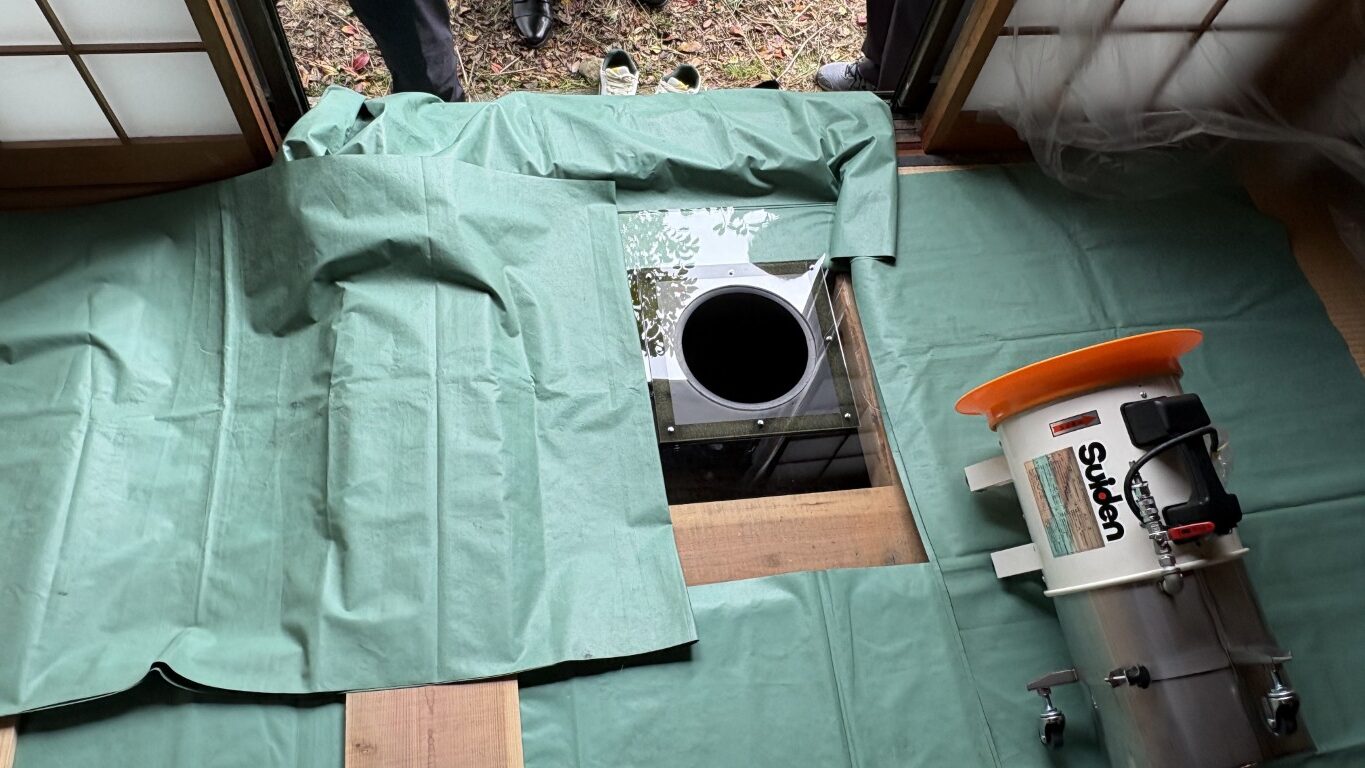 発泡機をセットする前の点検口の状態